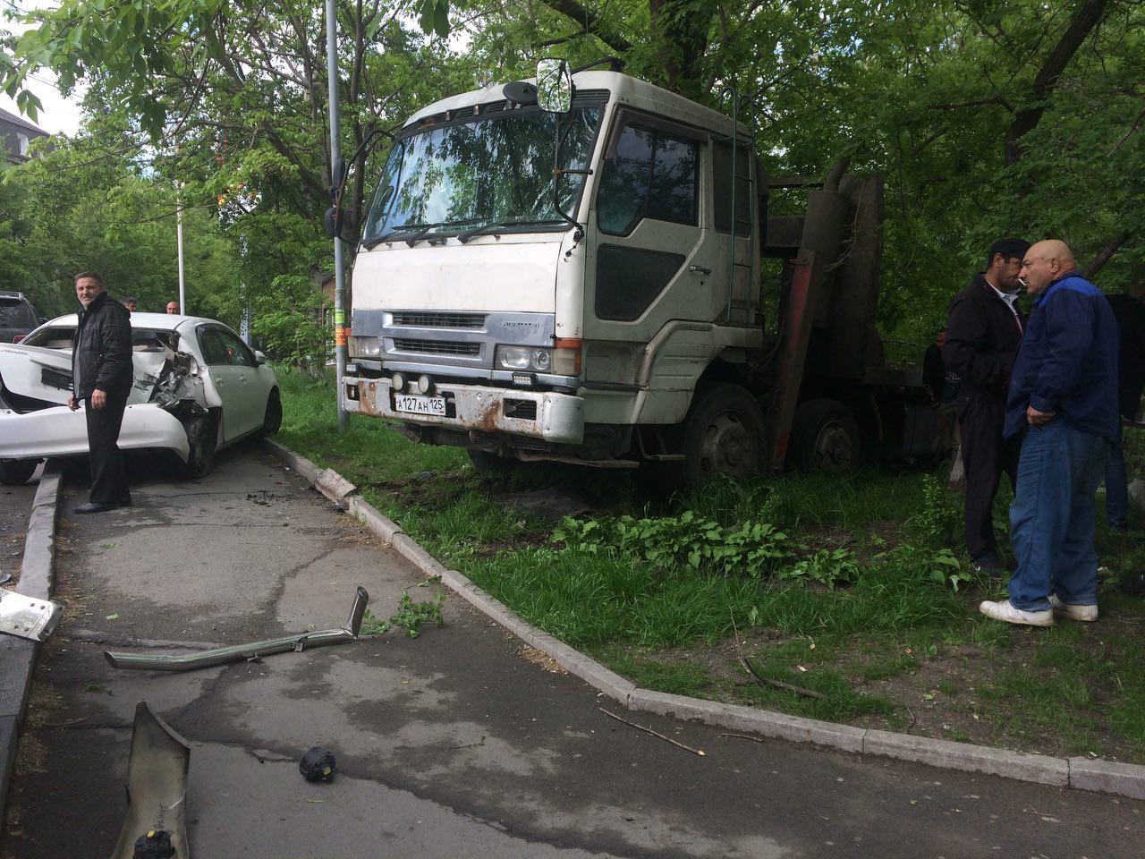 Появилось видео ДТП с грузовиком без тормозов на Пушкинской во Владивостоке