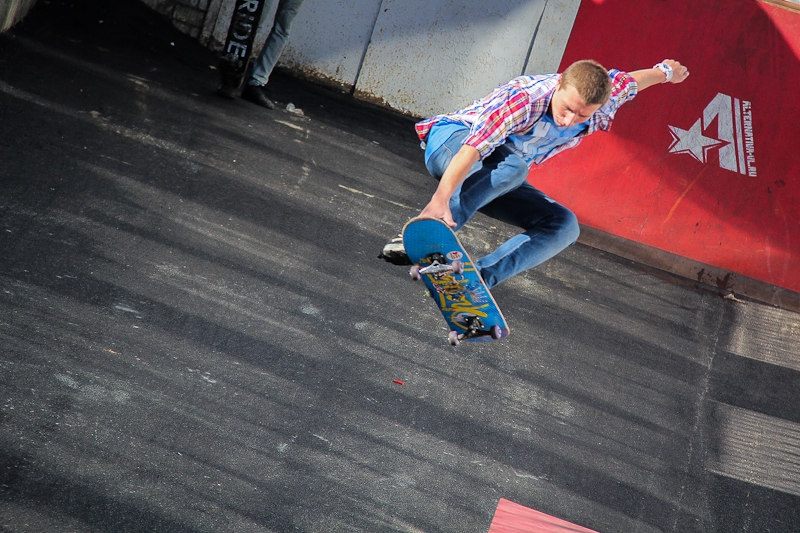 Доски в щепки, плитка в сквере не выдерживает: GoSkateboardDay отметили во Владивостоке