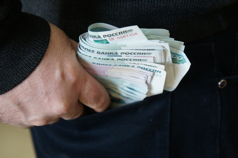 Бизнесмена осудят за дачу взятки сотруднику полиции в Иркутской области