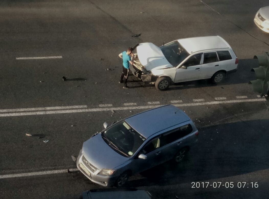 Утреннее ДТП на перекрестке Луцкого и Суханова во Владивостоке осложнило дорожное движение