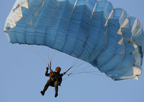Обнимая небо: военнослужащие в Хабаровском крае спрыгнули с высоты 800 метров 