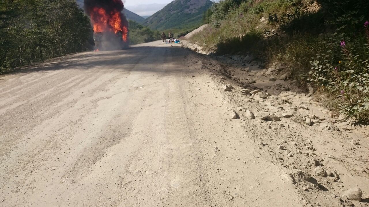 Mitsubishi Delica сгорела дотла на трассе Магадан — Балаганное — Талон