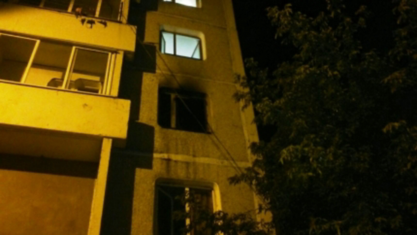 Двух женщин и ребенка спасли на пожаре в пятиэтажке в Иркутске