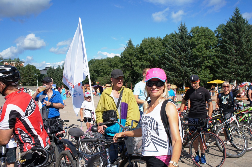 День физкультурника в Биробиджане собрал колонну из более 200 велосипедистов