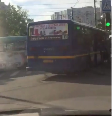 Автобус влез на тротуар, чтобы объехать трамвай, столкнувшийся с авто в центре Хабаровска