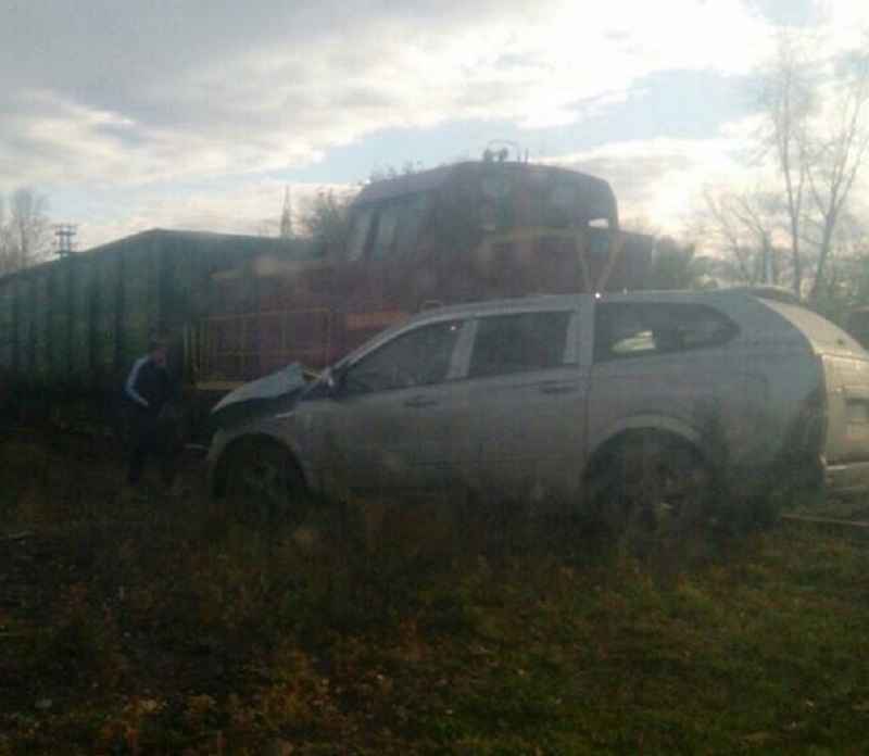 Железная хватка: иномарка и грузовой поезд столкнулись в Хабаровском крае 