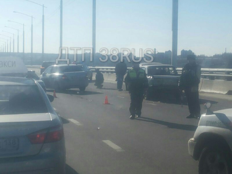 Авария с участием четырех автомобилей произошла на Академическом мосту в Иркутске