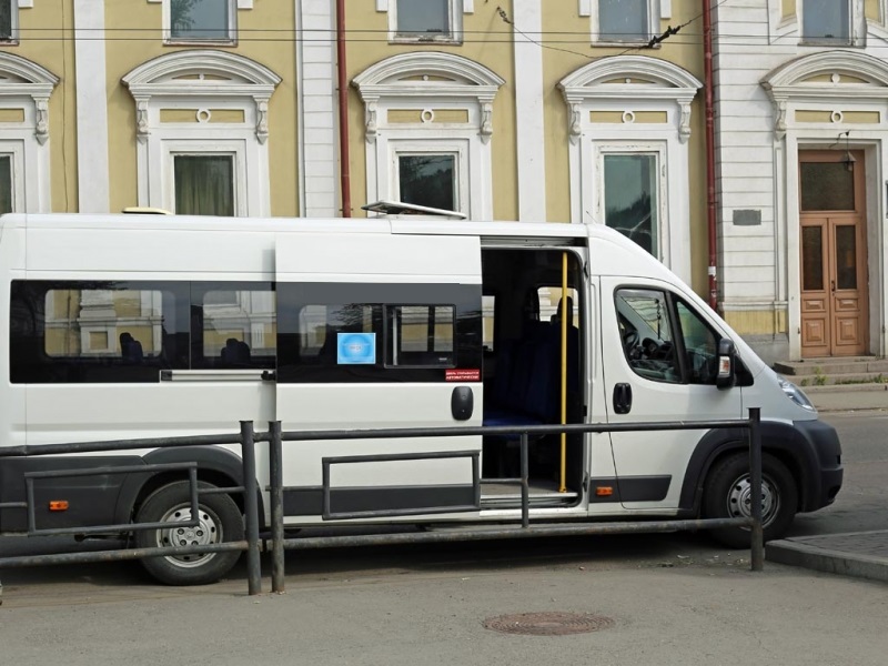 Стекло рухнуло на пассажирку с ребенком в маршрутке в Братске