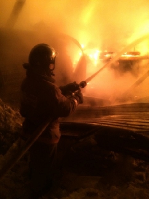 Сотрудники МЧС спасли 21-го человека из горящей пятиэтажки в Свирске Иркутской области 
