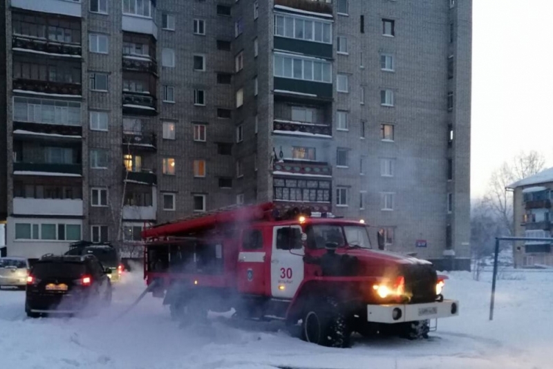 Пожарные спасли 15 человек из горящей пятиэтажки в Усть-Куте Иркутской области