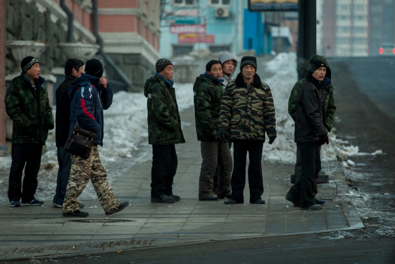 Полицейские задержали 16 нелегальных мигрантов во время рейда в Иркутске и Листвянке 