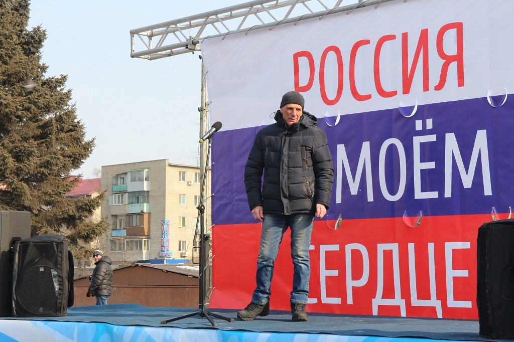 Во Владивостоке русских олимпийцев поддержали митингом, песнями и большим триколором