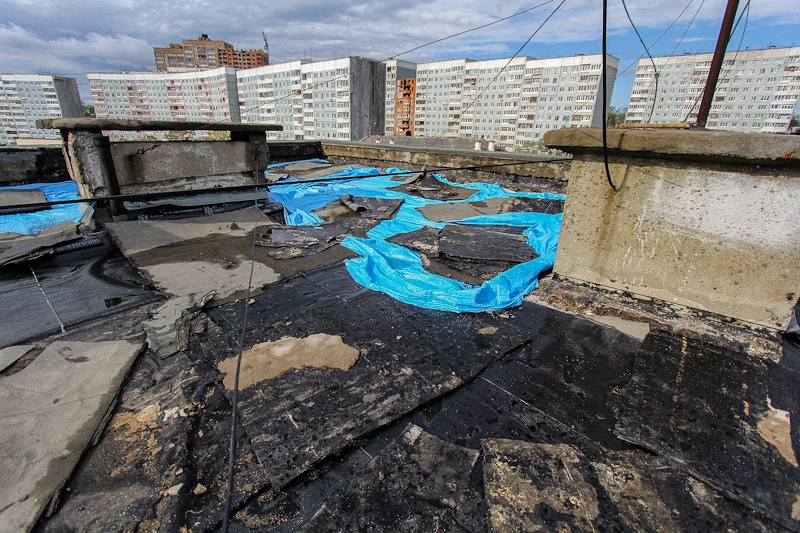 Гастарбайтеры во время дождя во Владивостоке продолжали снимать кровлю с многоэтажки 268955