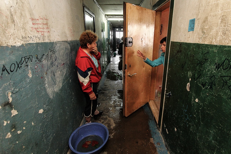 Гастарбайтеры во время дождя во Владивостоке продолжали снимать кровлю с многоэтажки 268959