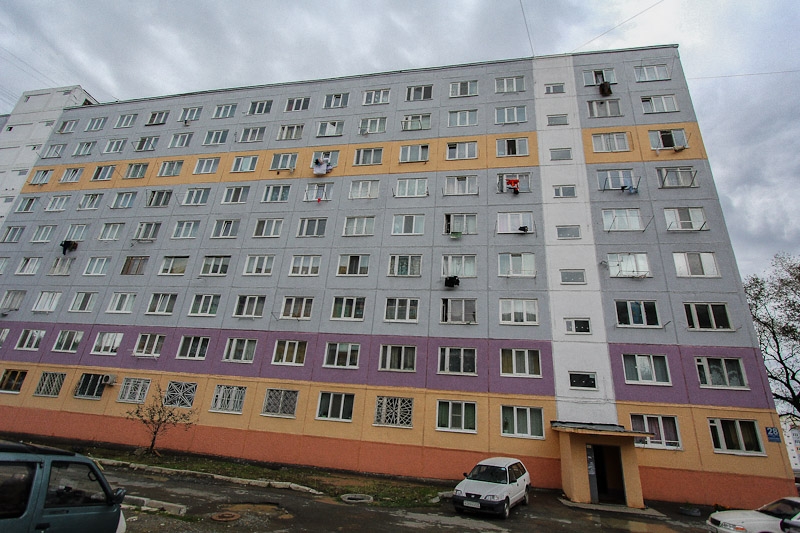 Гастарбайтеры во время дождя во Владивостоке продолжали снимать кровлю с многоэтажки 268963