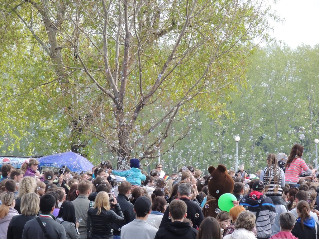Миллионы мыльных пузырей надули жители Иркутска, Фото с места события собственное