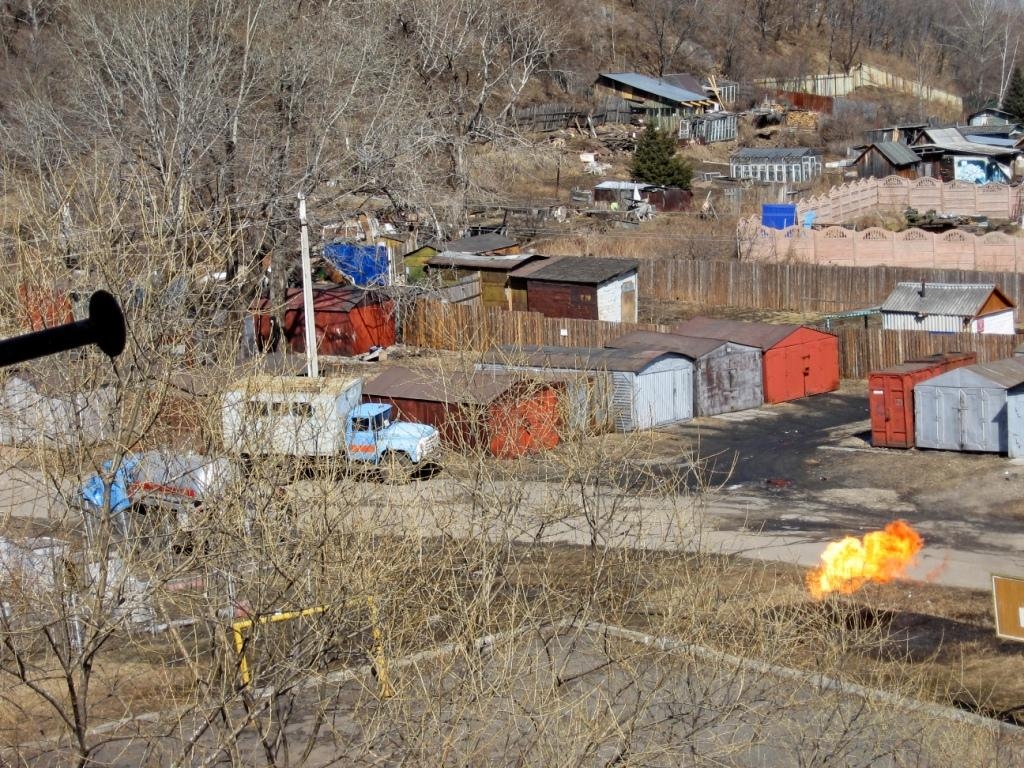 Фонтан пламени рядом с газгольдером привлек внимание жителей Биробиджана