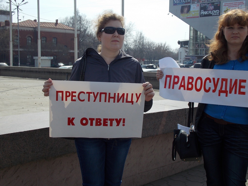 Пикет против виновницы ДТП в Листвянке под Иркутском провели родственники погибших