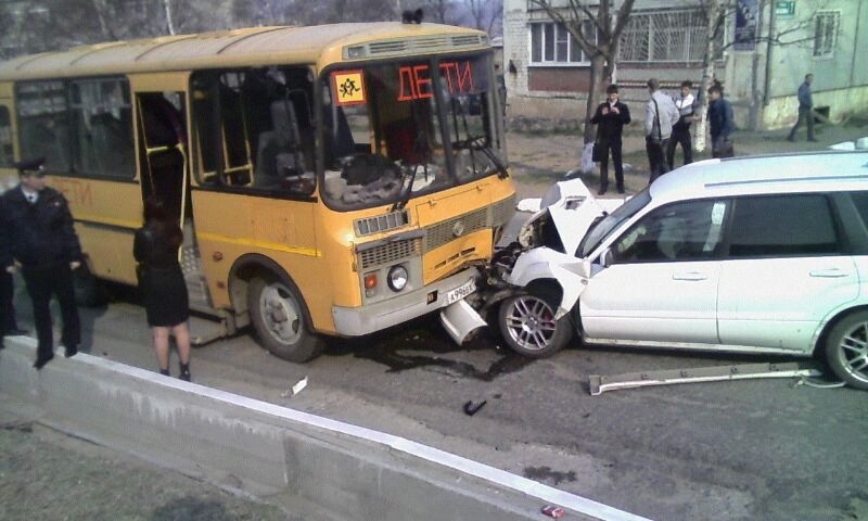 Пьяный водитель врезался в школьный автобус в Приморье