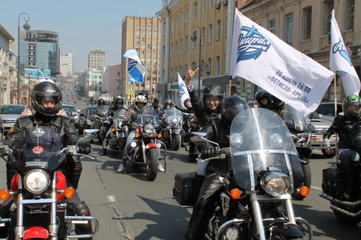 Байкеры проехались по Владивостоку в честь закрытия хоккейного сезона ХК 
