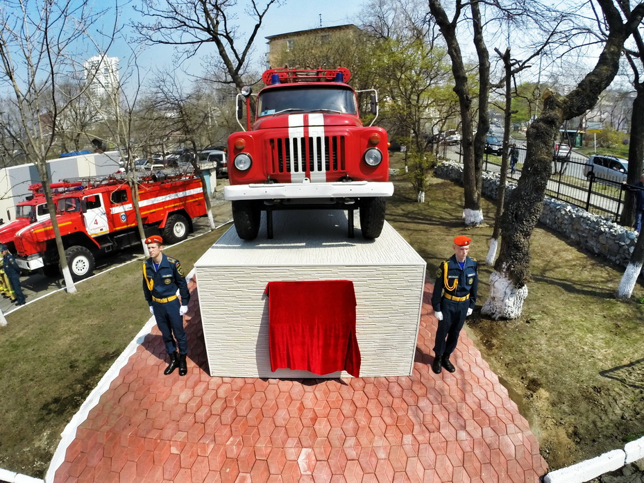 Мемориал Пожарной машине установили во Владивостоке