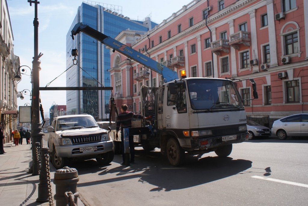 Автохамов активно эвакуируют в центре Владивостока