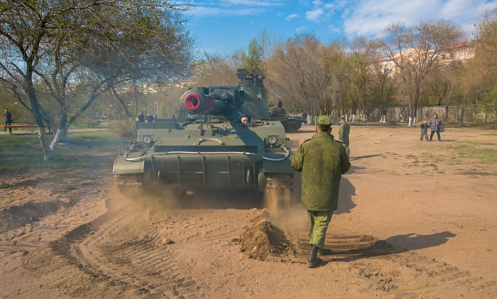 Военная техника, в том числе и танки, 