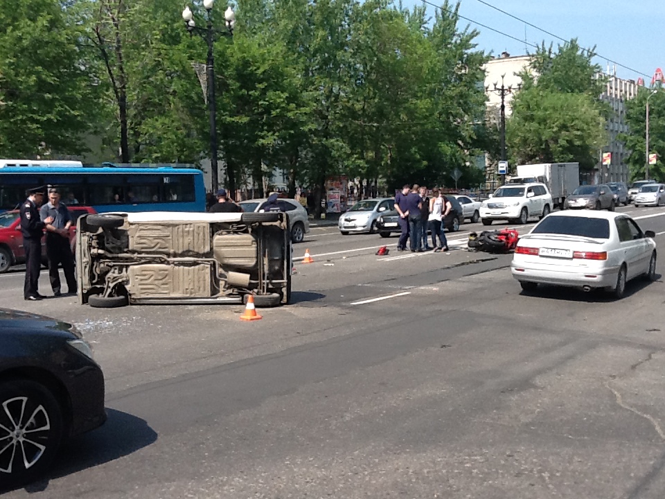Мотоциклист, который протаранил сегодня иномарку в Хабаровске, скончался в больнице