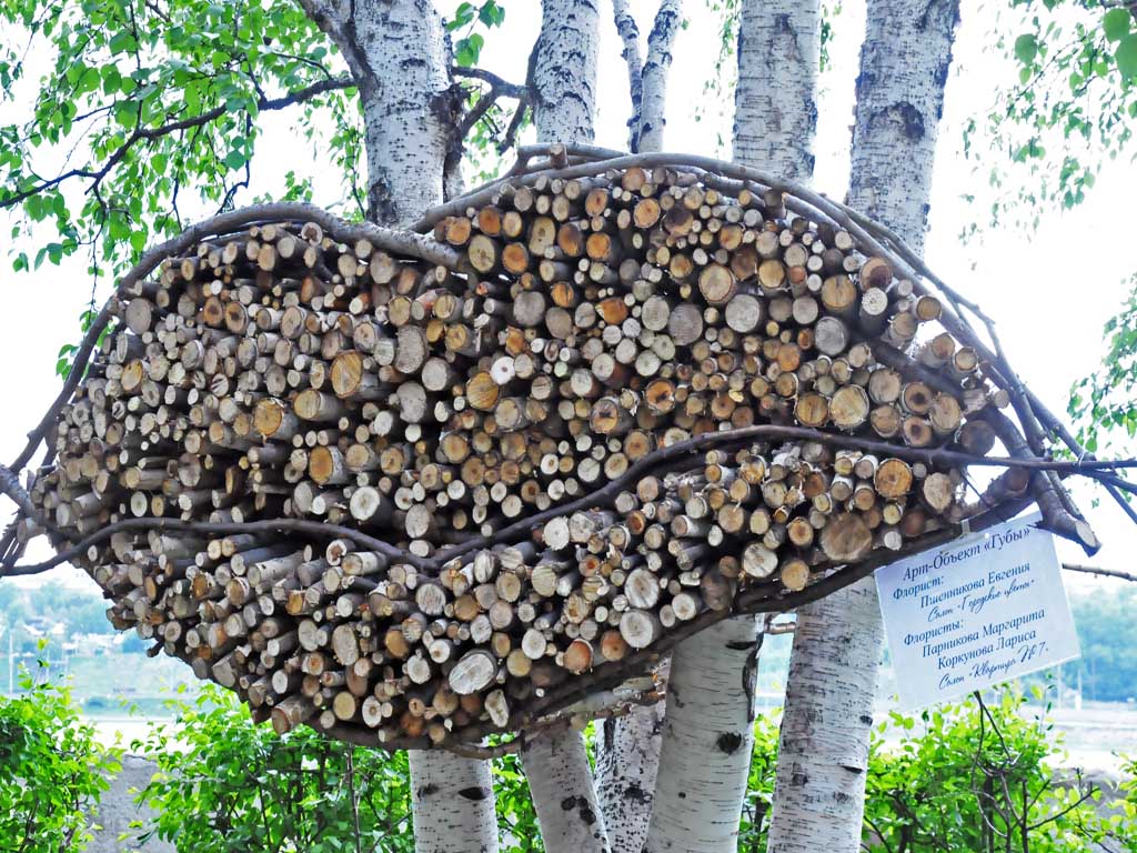 Деревянные губы и лампочка появились на набережной Иркутска