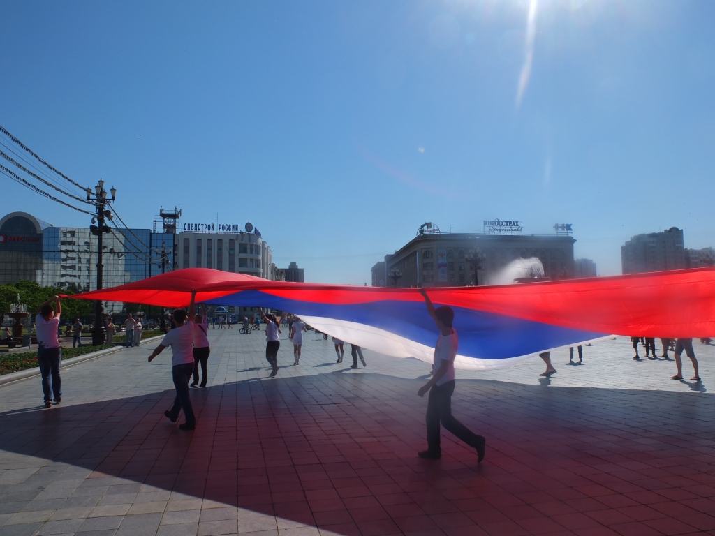 Флаг России развернули на площади Ленина в Хабаровске 