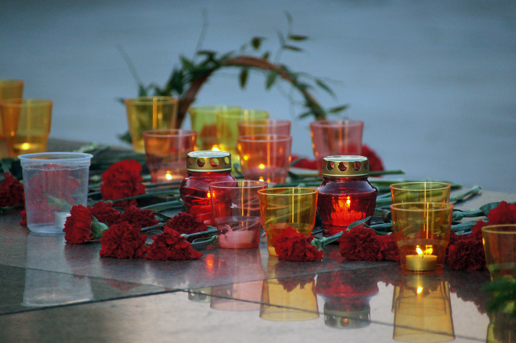 Более тысячи свечей в честь погибших в Великой Отечественной войне зажгли в Иркутске