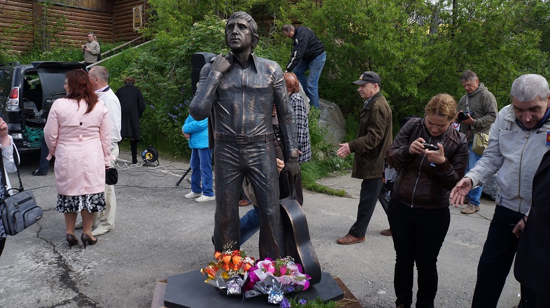 Памятник Владимиру Высоцкому открыли на берегу бухты Нагаева в Магадане