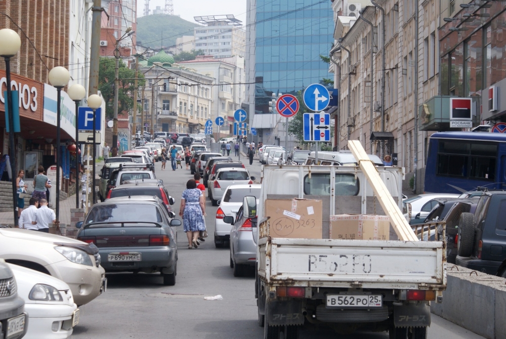 Автохамов Владивостока практически перестали эвакуировать из центра города