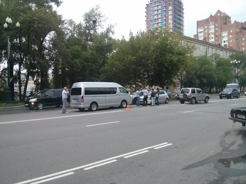 Крупная авария парализовала автомобильное движение на улице Ленина в центре Хабаровска