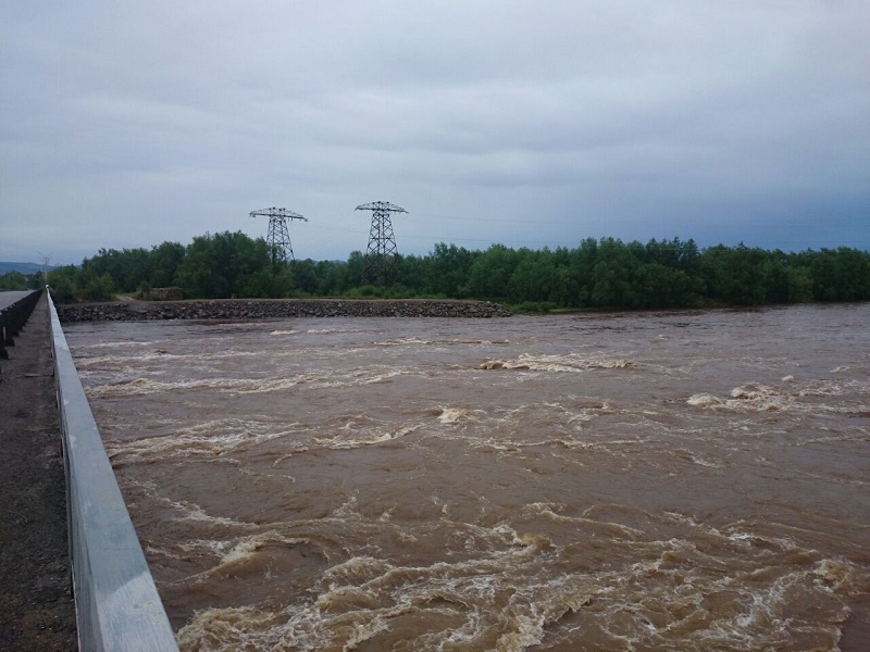 Уровень воды в реке Детрин на Колыме подошел к критической отметке