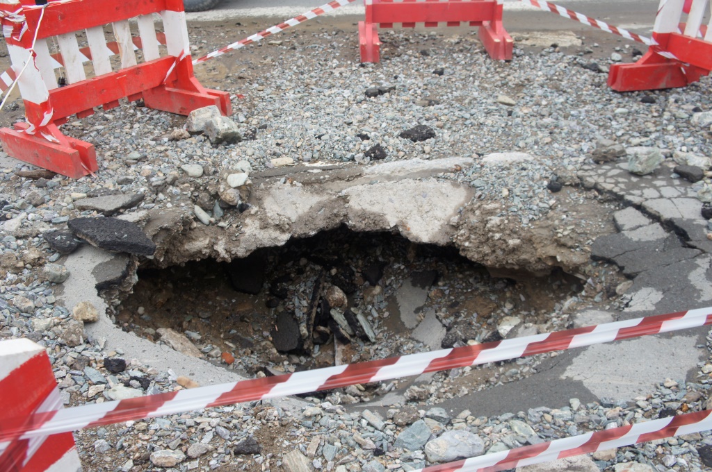 Трубу магистрального водопровода прорвало на ул. Комсомольской в Южно-Сахалинске