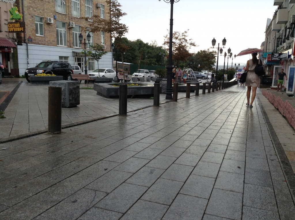 Столбики против автохамов устанавливают на популярной пешеходной улице во Владивостоке