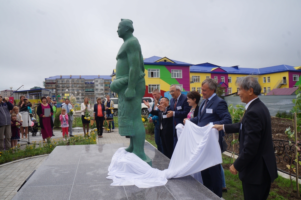 Бронзовую статую великого японского чемпиона сумо с Сахалина установили на родине