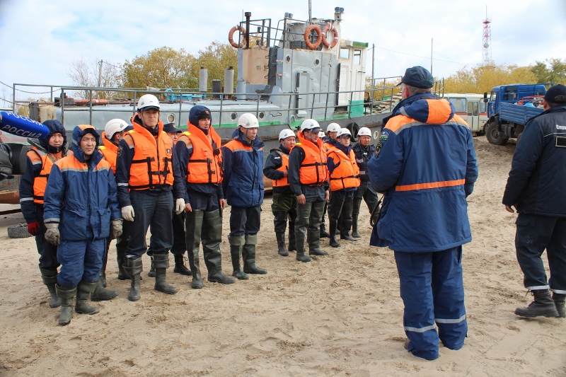 Спасатели ликвидировали разлив нефти в акватории 202 квартала Якутска
