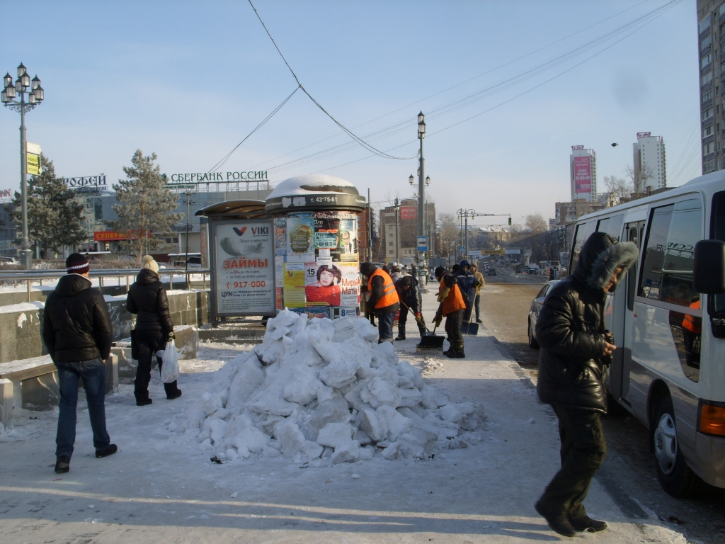 Горы снега преобразить в абстрактные фигуры предложил мэр Хабаровска