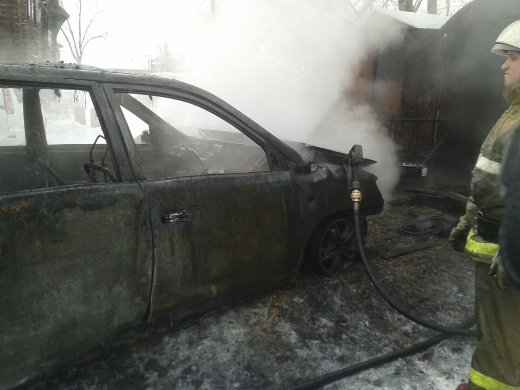Пожарные Биробиджана ликвидировали угрозу взрыва сразу нескольких автобоксов 