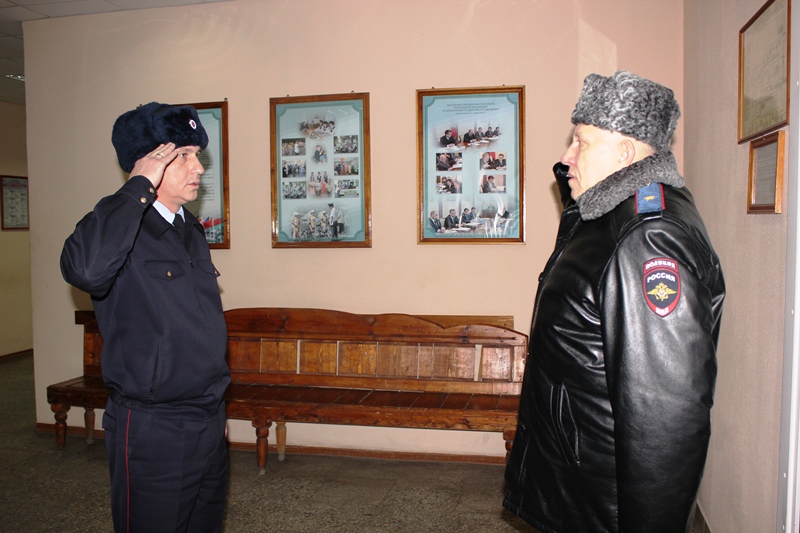 Праздничное настроение создал начальник УМВД дежурившим в новогоднюю ночь полицейским ЕАО