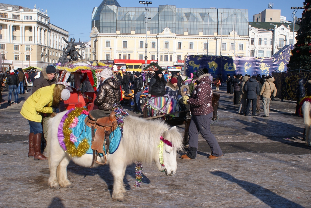 Празднование Нового года продолжается на центральной площади Владивостока