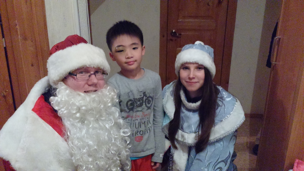 Дед Мороз и Снегурочка посетили дома южно-сахалинских семей с детьми-инвалидами