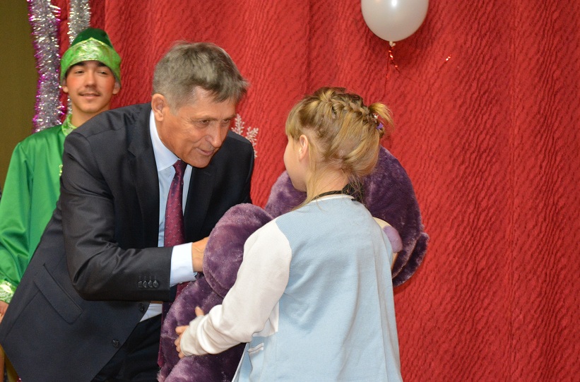 Александр Тлустенко поздравил маленьких жителей Смидовичского района ЕАО с Рождеством
