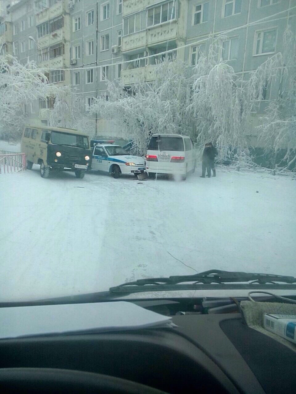 ДТП с участием служебной автомашины произошло в Якутске - фотофакт