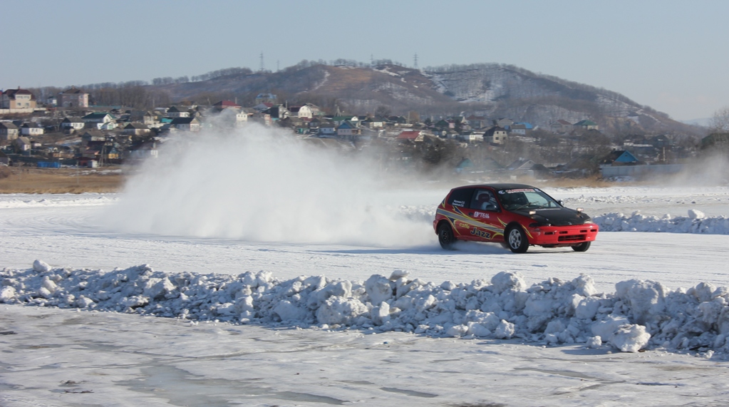 Водители Honda Civic в Находке проверили лед на прочность 