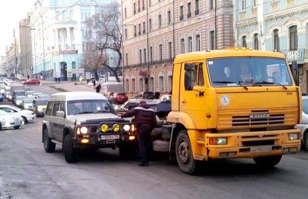 КамАЗ и внедорожник блокировали главную улицу Владивостока