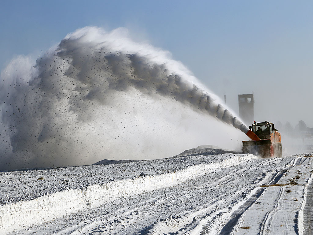 Новая техника для уборки снега за 60 млн рублей появилась в аэропорту Иркутска
