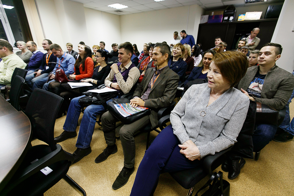 Фото с места события собственное. Встреча Дмитрия Царева с предпринимателями в Центре развития предпринимательства Владивостока.  Автор фото: РИА PrimaMedia, Александр Хитров.